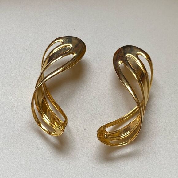 Retro Style Gold Twist Earrings - Picture 2 of 5